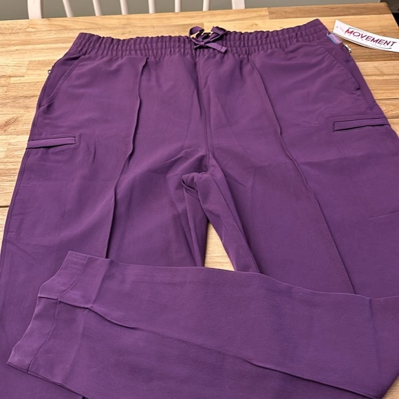 MOVEMENT ⭐️ butter soft  scrub set - Picture 12 of 14